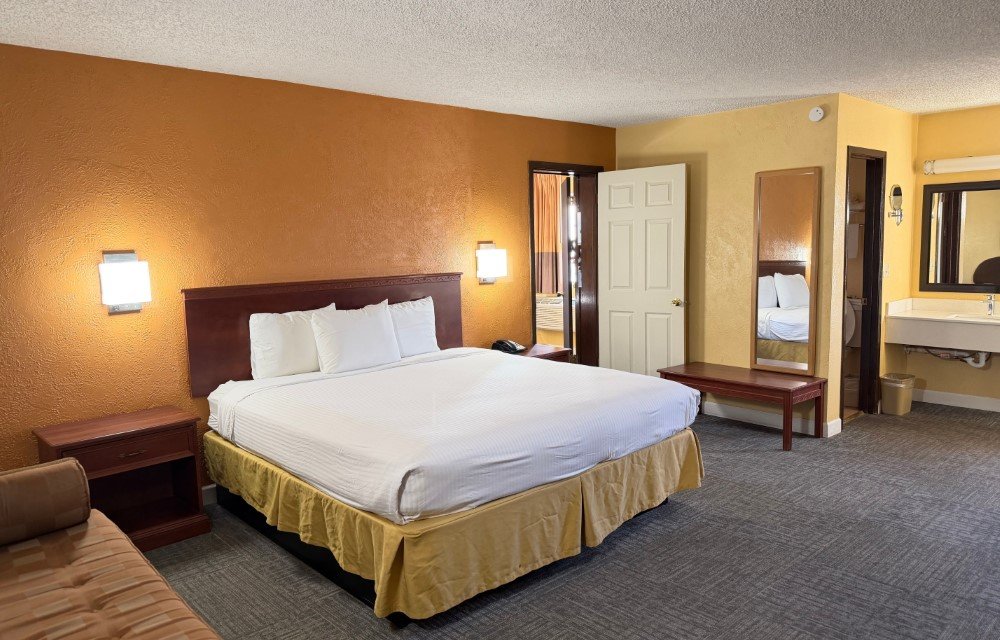 Nendel's Inn & Suites Deluxe Room Non-Smoking - 1 King  2 Queens Image