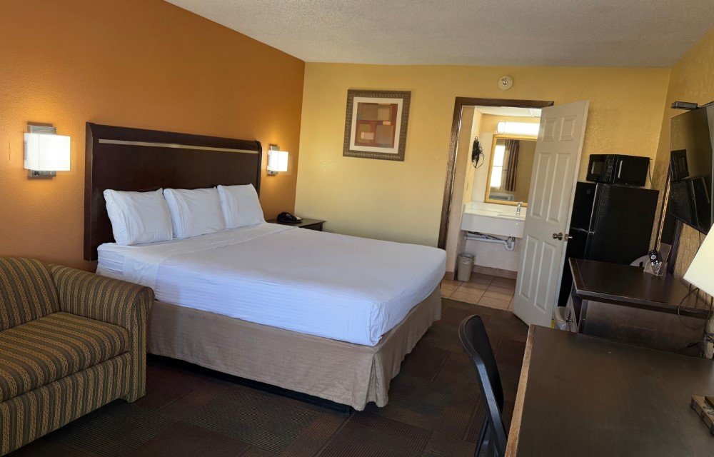 Nendel's Inn & Suites Standard King Non Smoking Image